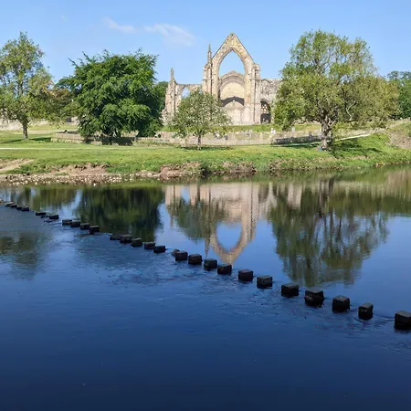 Castlewood * Skipton